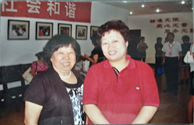 劉慕玲曾到濟(jì)南陽(yáng)光大姐家政服務(wù)公司參觀(guān)學(xué)習(xí)，圖為與該公司總經(jīng)理卓長(zhǎng)立合影留念。